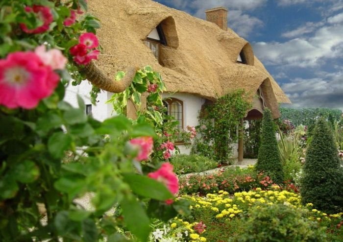 House with a beautiful thatch roof, England, United Kingdom