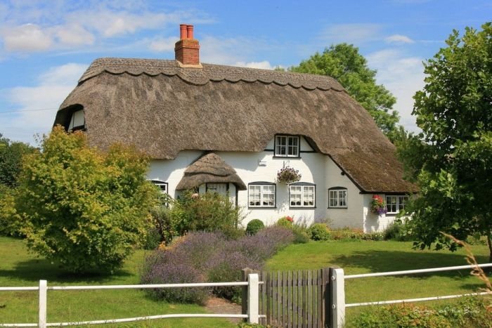 House with a beautiful thatch roof, England, United Kingdom