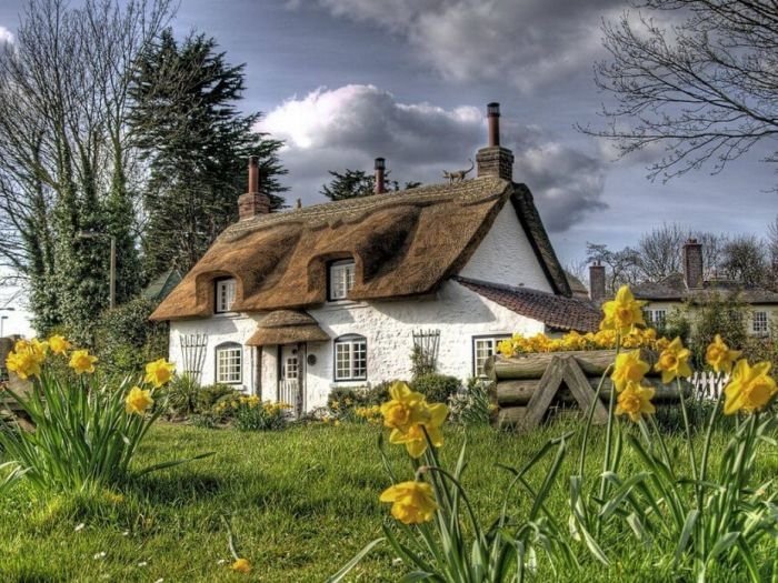 House with a beautiful thatch roof, England, United Kingdom