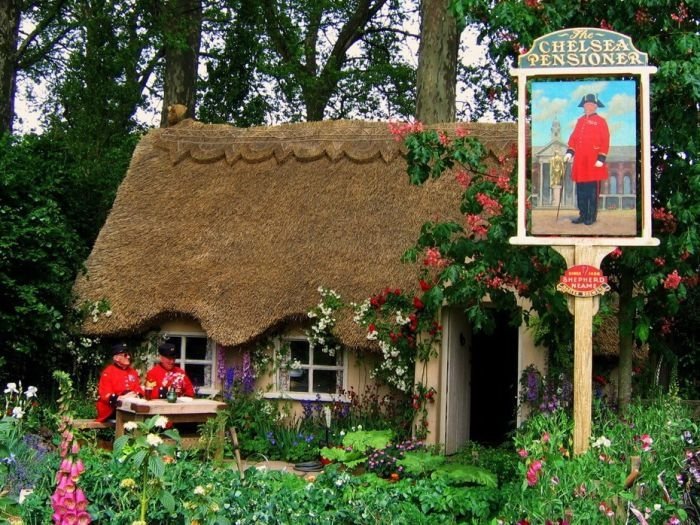 House with a beautiful thatch roof, England, United Kingdom