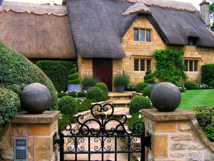 House with a beautiful thatch roof, England, United Kingdom