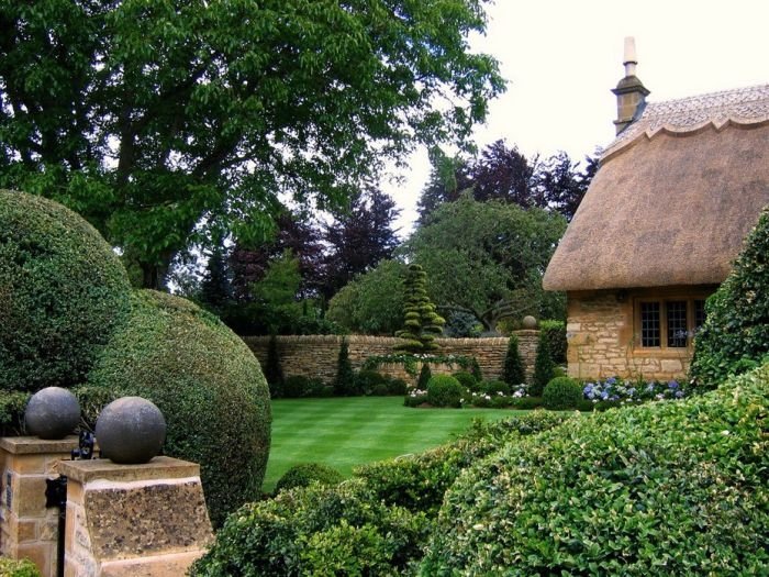 House with a beautiful thatch roof, England, United Kingdom