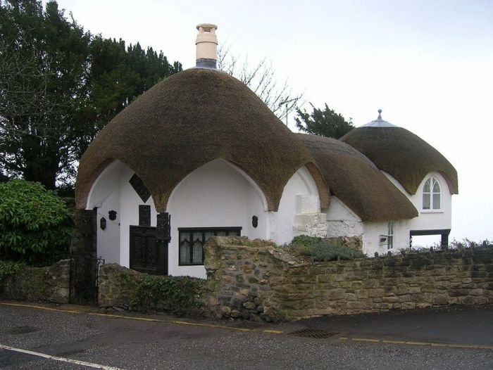 House with a beautiful thatch roof, England, United Kingdom