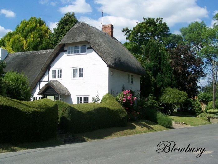 House with a beautiful thatch roof, England, United Kingdom