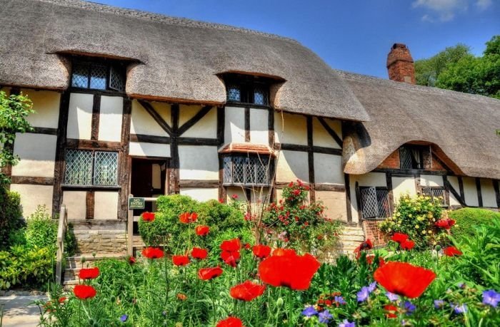 House with a beautiful thatch roof, England, United Kingdom