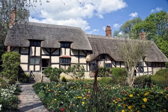 House with a beautiful thatch roof, England, United Kingdom