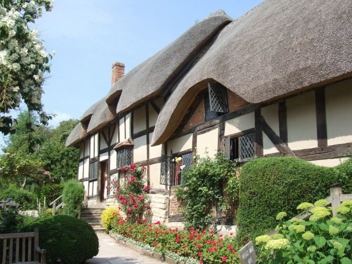 House with a beautiful thatch roof, England, United Kingdom