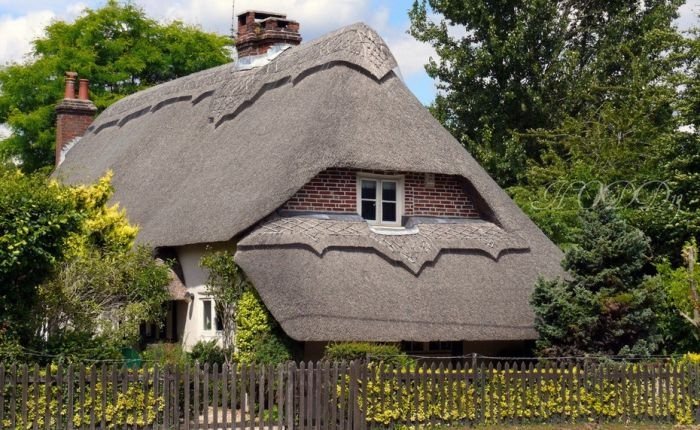 House with a beautiful thatch roof, England, United Kingdom