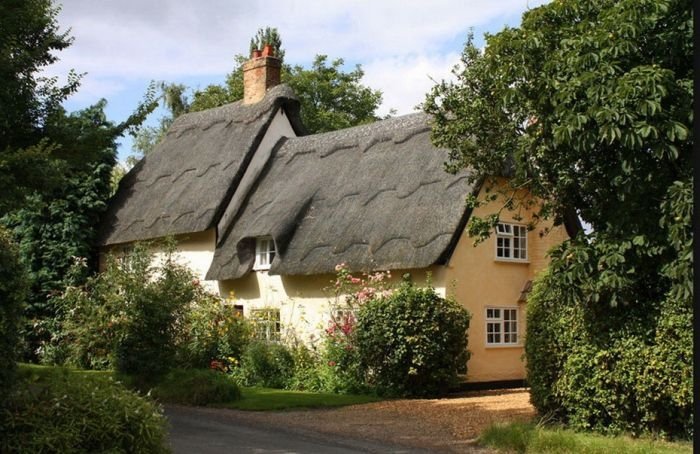 House with a beautiful thatch roof, England, United Kingdom