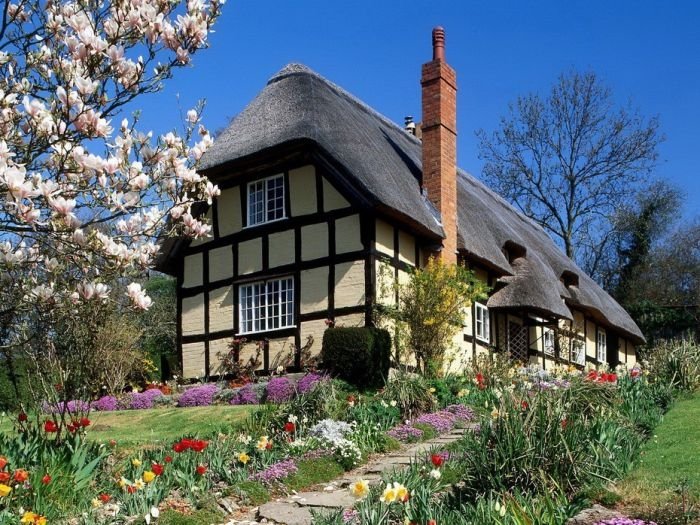 House with a beautiful thatch roof, England, United Kingdom