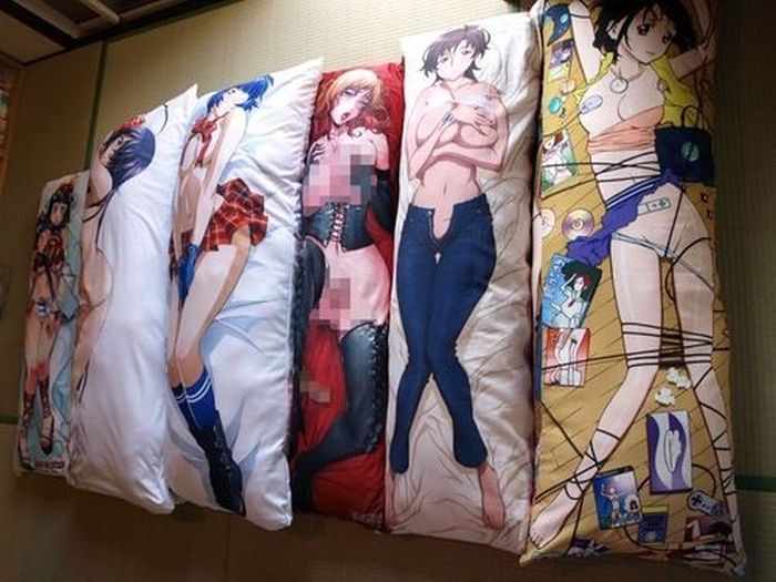 dakimakura, japanese love hugging pillows