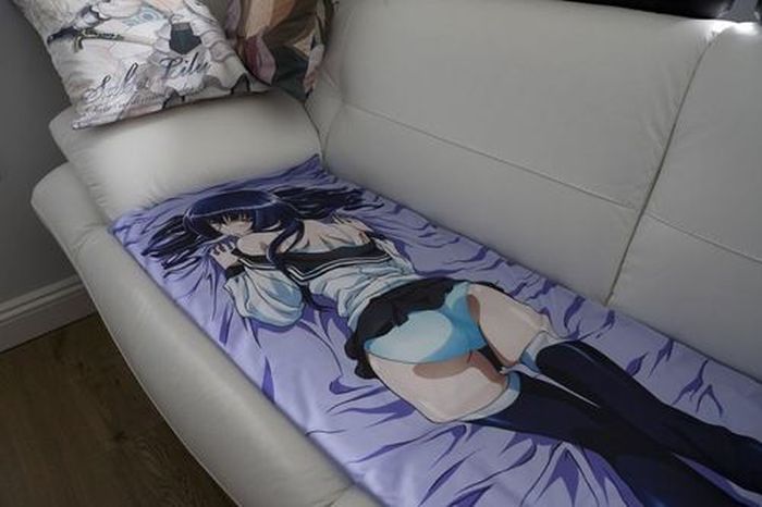 dakimakura, japanese love hugging pillows