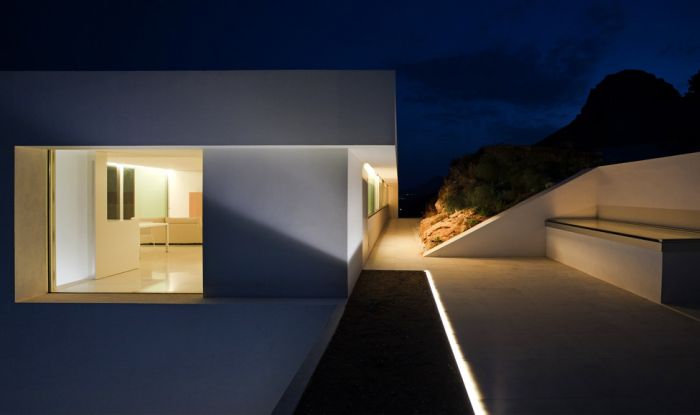 House on the Cliff by Fran Silvestre Arquitectos studio, Calpe, Alicante, Spain