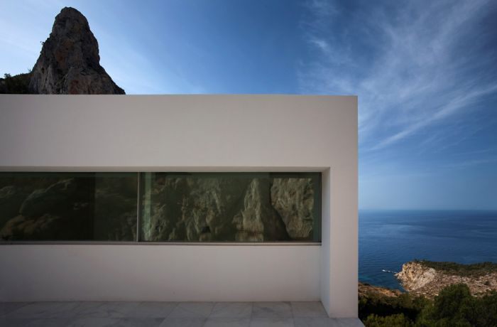 House on the Cliff by Fran Silvestre Arquitectos studio, Calpe, Alicante, Spain