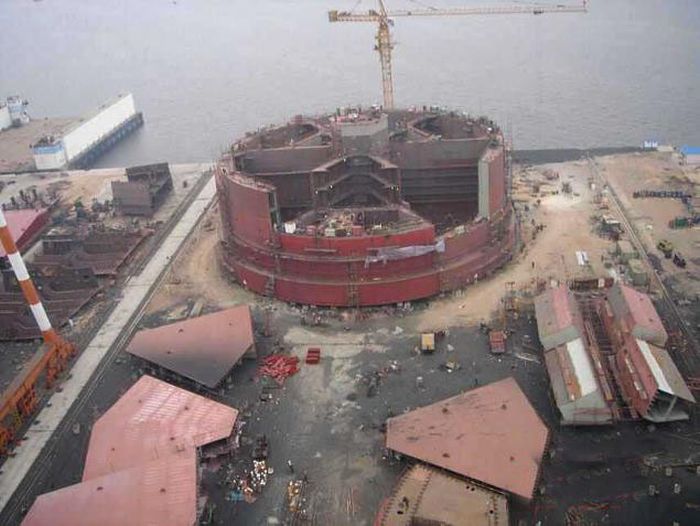 construction of the oil rig offshore platform