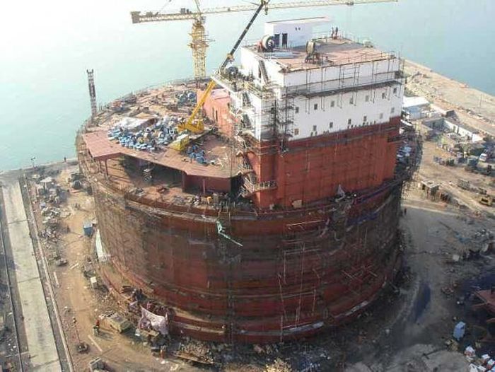 construction of the oil rig offshore platform