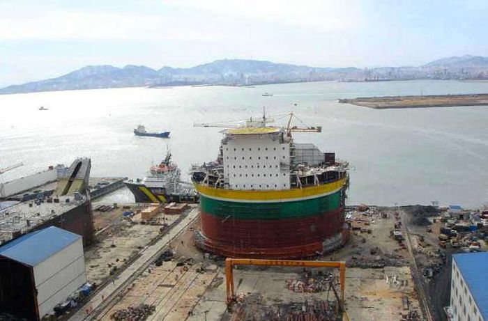 construction of the oil rig offshore platform