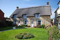 Architecture & Design: House with a beautiful thatch roof, England, United Kingdom