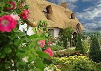 Architecture & Design: House with a beautiful thatch roof, England, United Kingdom