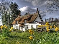 Architecture & Design: House with a beautiful thatch roof, England, United Kingdom