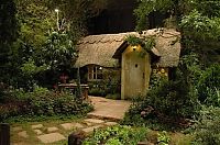 Architecture & Design: House with a beautiful thatch roof, England, United Kingdom