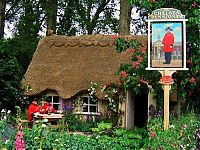 Architecture & Design: House with a beautiful thatch roof, England, United Kingdom