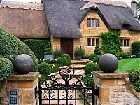 Architecture & Design: House with a beautiful thatch roof, England, United Kingdom