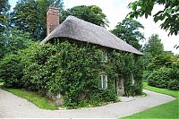 Architecture & Design: House with a beautiful thatch roof, England, United Kingdom