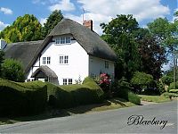 Architecture & Design: House with a beautiful thatch roof, England, United Kingdom