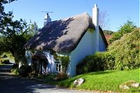 Architecture & Design: House with a beautiful thatch roof, England, United Kingdom