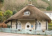 Architecture & Design: House with a beautiful thatch roof, England, United Kingdom