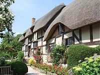 Architecture & Design: House with a beautiful thatch roof, England, United Kingdom