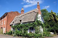 Architecture & Design: House with a beautiful thatch roof, England, United Kingdom