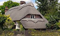 Architecture & Design: House with a beautiful thatch roof, England, United Kingdom