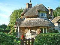 Architecture & Design: House with a beautiful thatch roof, England, United Kingdom