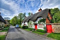 Architecture & Design: House with a beautiful thatch roof, England, United Kingdom