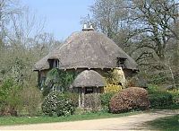 Architecture & Design: House with a beautiful thatch roof, England, United Kingdom