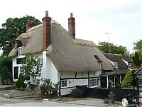 Architecture & Design: House with a beautiful thatch roof, England, United Kingdom