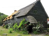 Architecture & Design: House with a beautiful thatch roof, England, United Kingdom