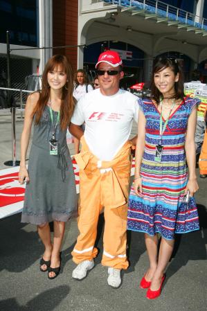 Track Marshal With Some Girls Instanbul 2006-08-24