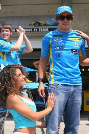 Fernando Alonso With Renault Girls Indianapolis 2006-06-29