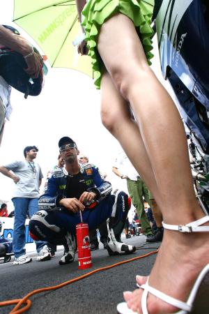 Melandri and grid girl, Malaysian MotoGP 2007
