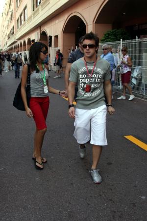 Team Arrives At The Paddock - Fernando Alonso With His Girl Friend - Monaco 2006-05-24