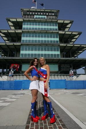 Usa Gp Girls In Front Of The Ims Tower Indianapolis 2006-06-29