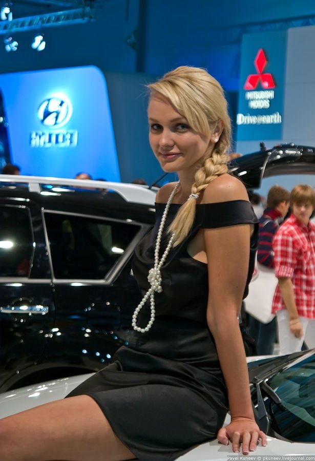 girls of moscow international automobile show