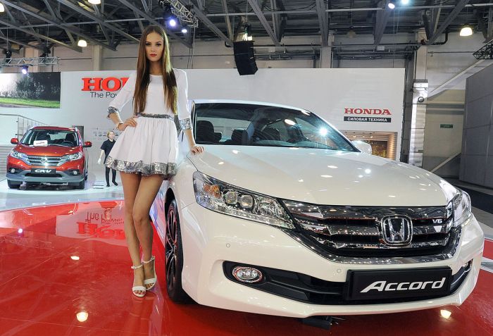 girls of moscow international automobile show