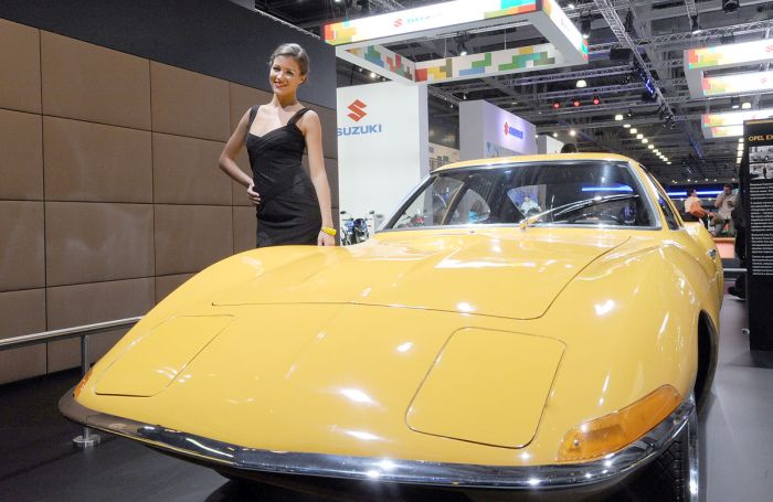 girls of moscow international automobile show