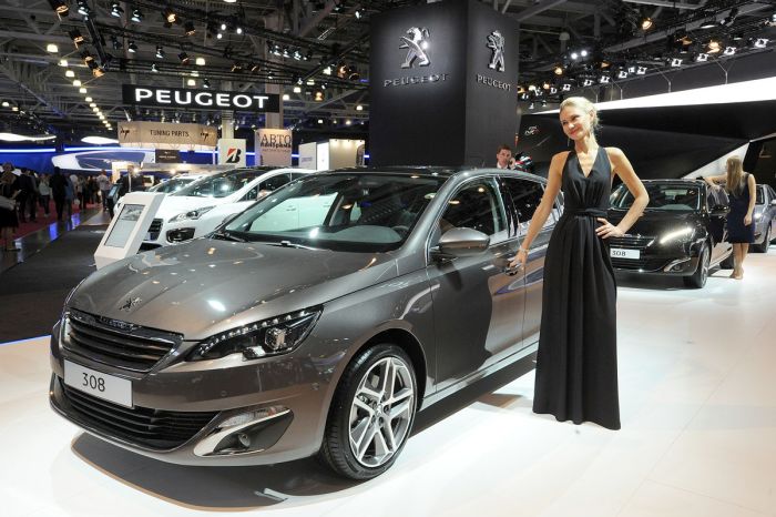 girls of moscow international automobile show