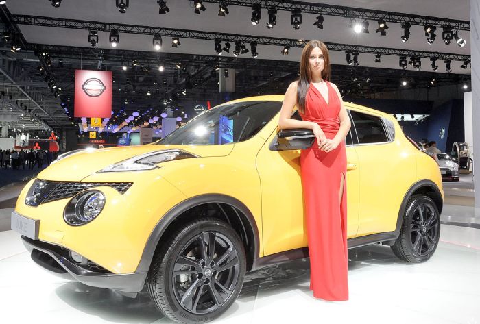 girls of moscow international automobile show