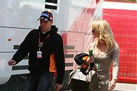 Motorsport models: Christijan Albers, girlfriend Liselore Kooijman, 2006-05-11